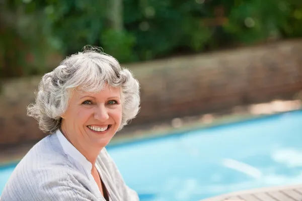 Donna sorridente accanto alla piscina — Foto Stock