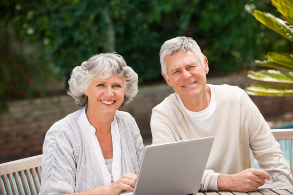 Couple retraité travaillant sur leur ordinateur portable — Photo