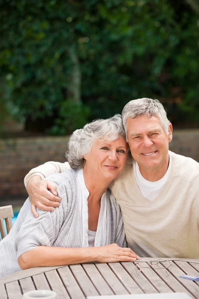 庭で抱き締める年配のカップル — ストック写真