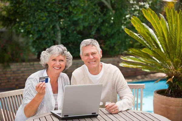 Nyugdíjas pár vesz valamit az interneten — Stock Fotó