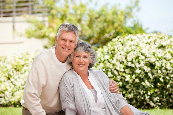 Rentnerpaar blickt in die Kamera — Stockfoto
