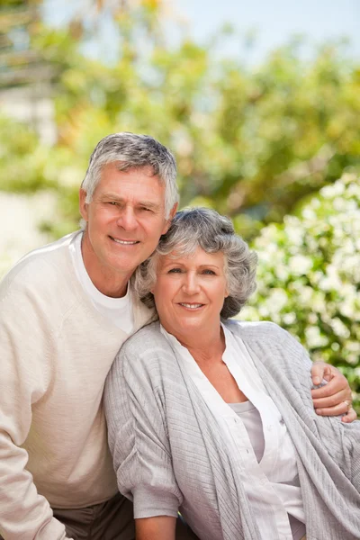 Retired couple looking at the camera — Stock Photo, Image