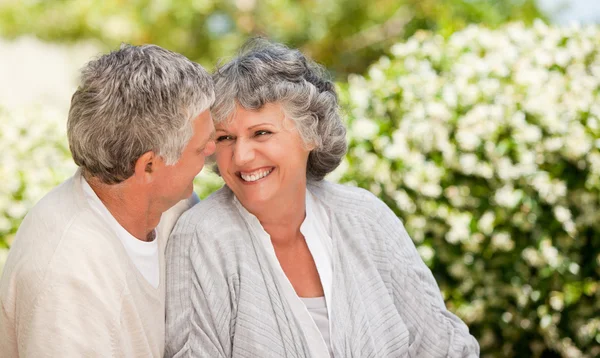 Vrouw kijken naar haar echtgenoot in de tuin — Stockfoto