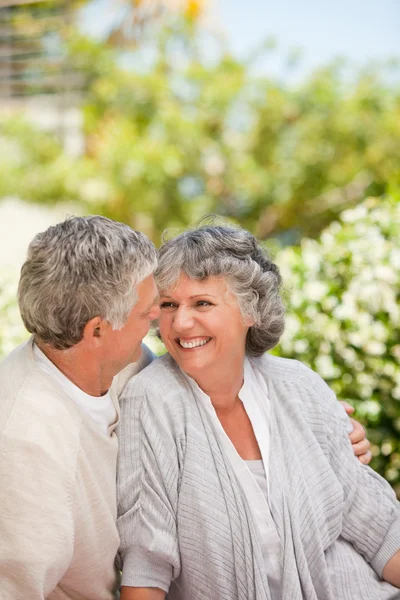 Vrouw kijken naar haar echtgenoot in de tuin — Stockfoto