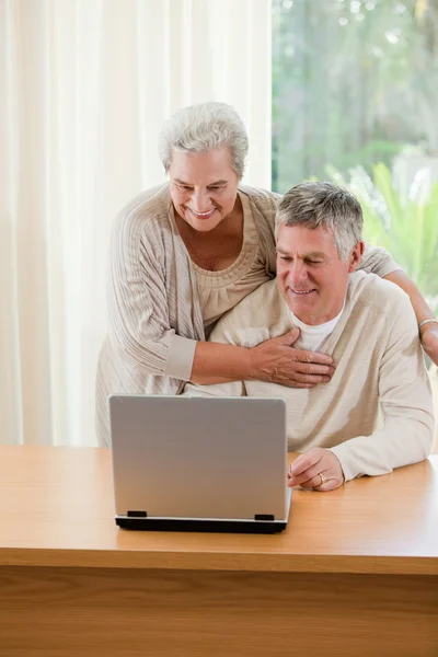 Coppia anziana guardando il loro computer portatile — Foto Stock