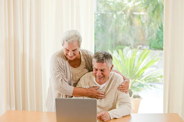 Coppia anziana guardando il loro computer portatile — Foto Stock