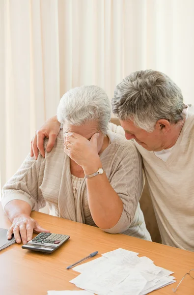 Triste couple d'âge mûr calculer leurs factures domestiques — Photo