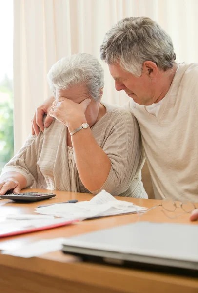 Trauriges älteres Ehepaar bei der Berechnung seiner Hausrechnungen — Stockfoto