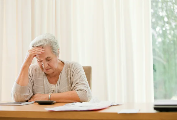 Nyugdíjas nő számolgatja a számláit — Stock Fotó