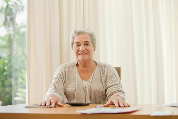 Radiant woman looking at the camera — Stock Photo, Image
