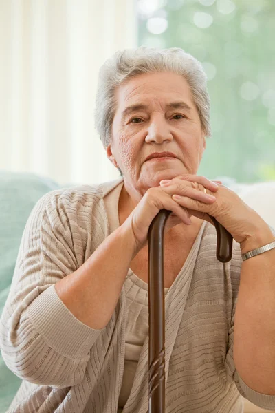 Äldre kvinna med sin käpp — Stockfoto