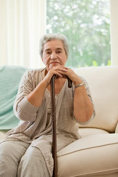 Mujer mayor con su bastón — Foto de Stock