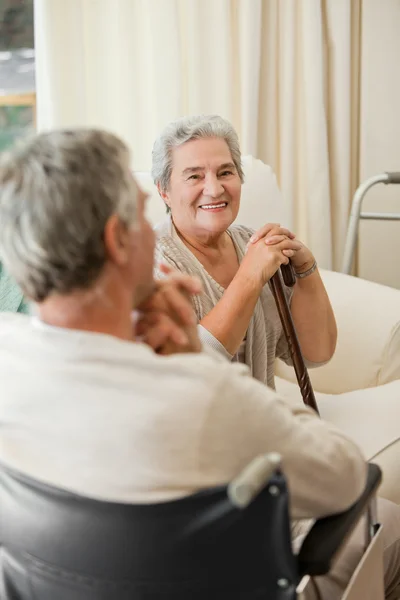 Senior couple talking in a hospital room — Stock Photo, Image