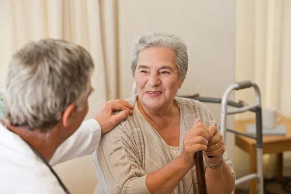 Senior doctor talking with his patient — Stock Photo, Image