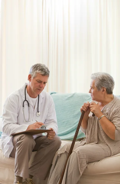 Senior arts praten met zijn patiënt — Stockfoto