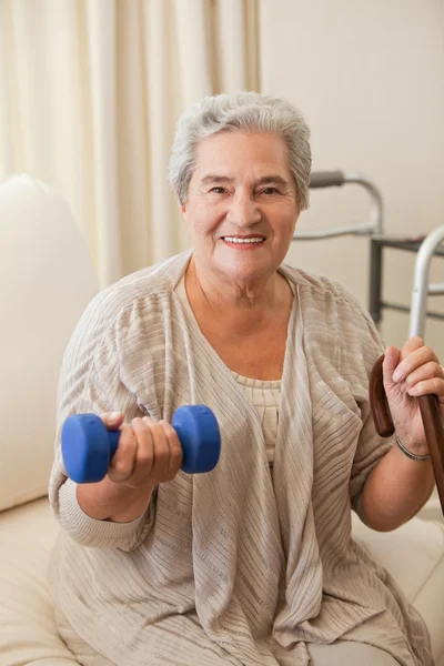 Femme âgée faisant ses exercices — Photo