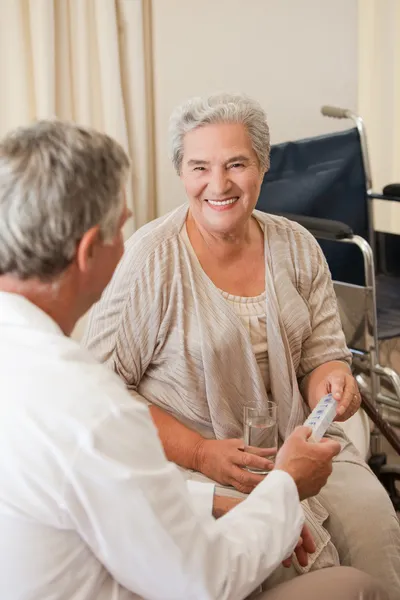Doctor giving pills to his patient — Stock Photo, Image