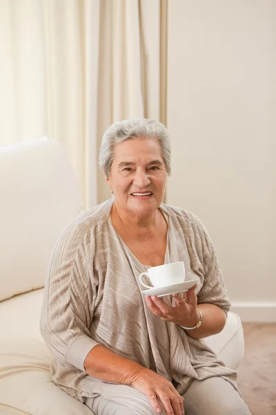 Зрелая женщина пьет чай. — стоковое фото