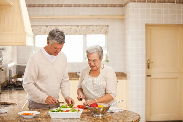 Пожилая пара приготовления пищи на кухне — стоковое фото