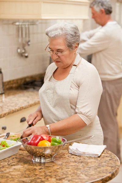 Seniorenpaar kocht in der Küche — Stockfoto