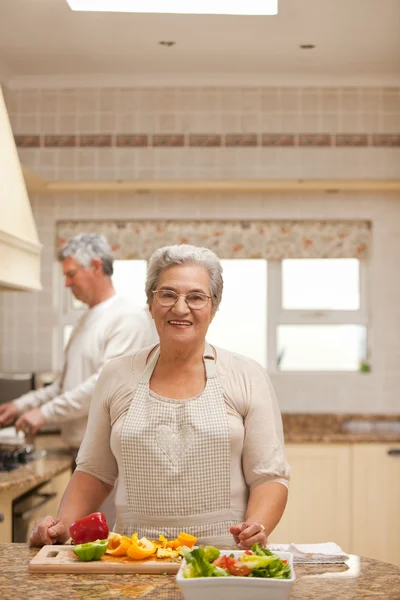 Pareja de ancianos cocinando en la cocina — Foto de Stock