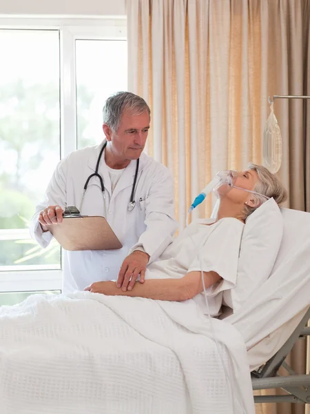 Läkare undersöker sin patient — Stockfoto
