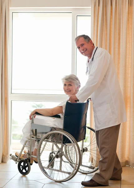 Doctor with his patient looking at the camera — Stock Photo, Image