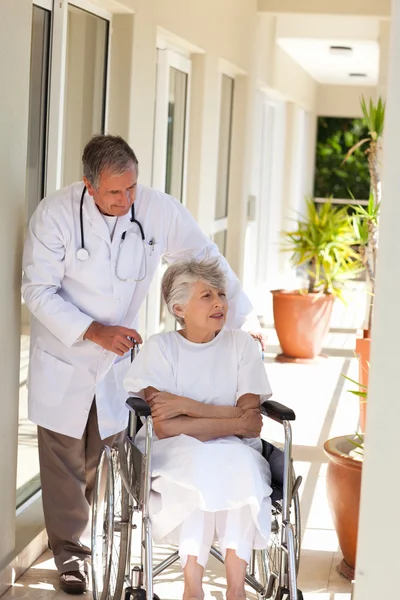 Starszy lekarz mówi ze swojego pacjenta — Zdjęcie stockowe