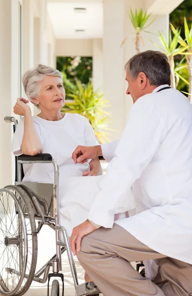 Senior läkare pratar med sin patient — Stockfoto