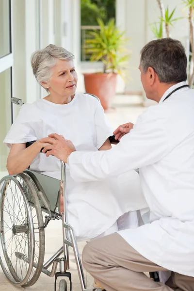Starszy lekarz mówi ze swojego pacjenta — Zdjęcie stockowe