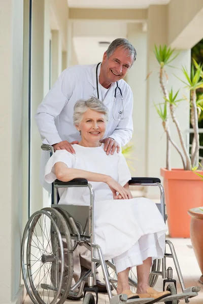 Doctor with his patient looking at the camera — Stock Photo, Image