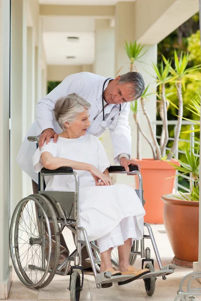 Старший врач разговаривает со своим пациентом — стоковое фото