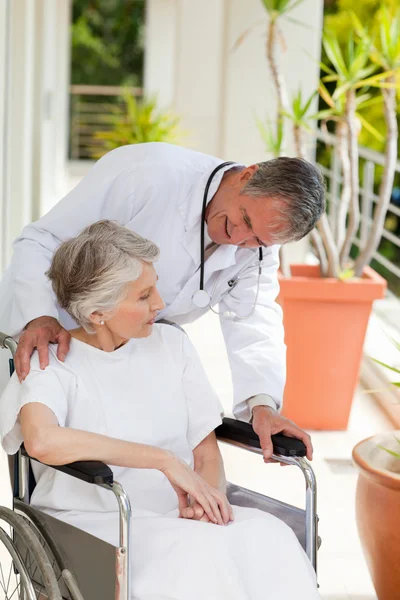 Medico anziano che parla con il suo paziente — Foto Stock