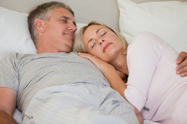 Schönes Paar, das auf seinem Bett schläft — Stockfoto