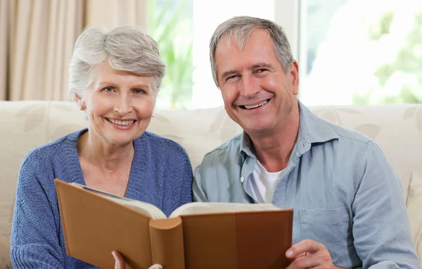 Seniorer som tittar på deras fotoalbumet — Stockfoto