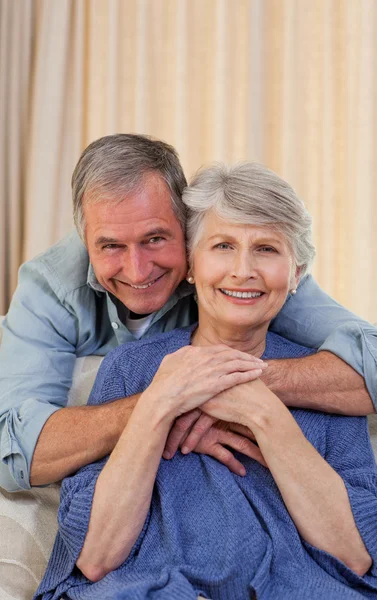 Volwassen man zijn vrouw knuffelen — Stockfoto
