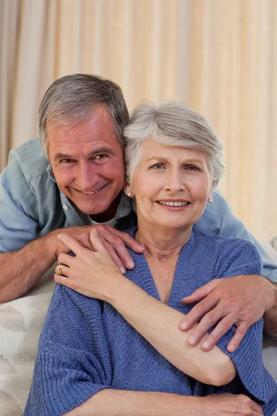 Зрелый мужчина обнимает свою жену — стоковое фото