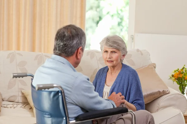 Para seniorów rozmawia w salonie w domu — Zdjęcie stockowe
