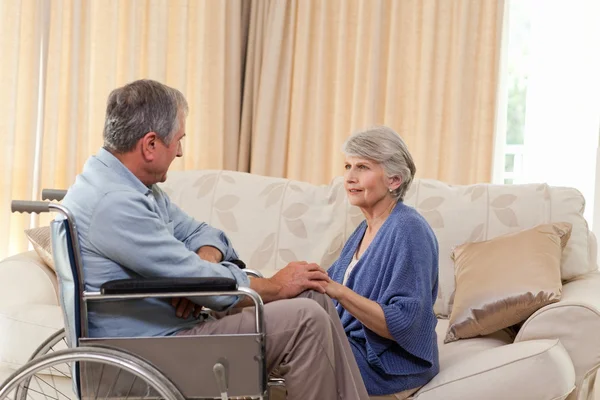 Senior par talar i vardagsrummet hemma — Stockfoto