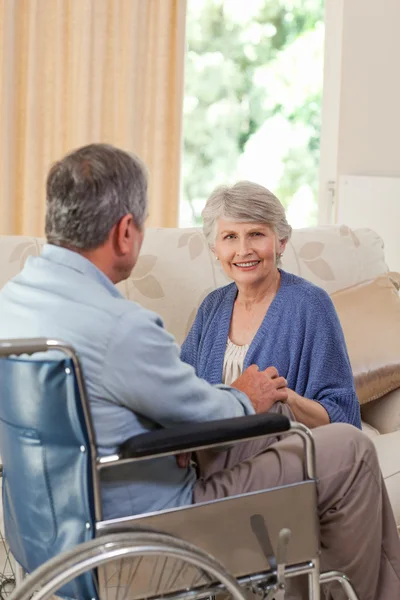 Pareja de ancianos hablando en la sala de estar en casa —  Fotos de Stock
