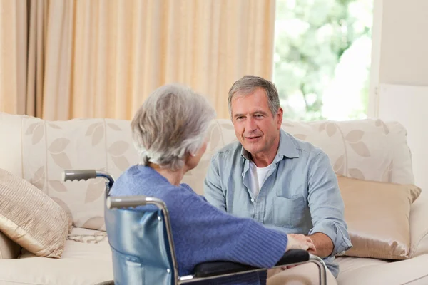 Ηλικιωμένο ζευγάρι που μιλάει στο σαλόνι στο σπίτι — Φωτογραφία Αρχείου