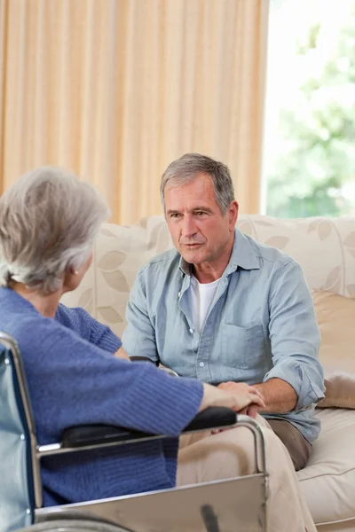 Pareja de ancianos hablando en la sala de estar en casa — Foto de Stock