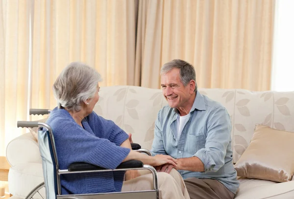 Seniorenpaar aan het praten in de woonkamer thuis — Stockfoto