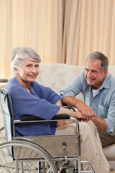 Senior par talar i vardagsrummet hemma — Stockfoto