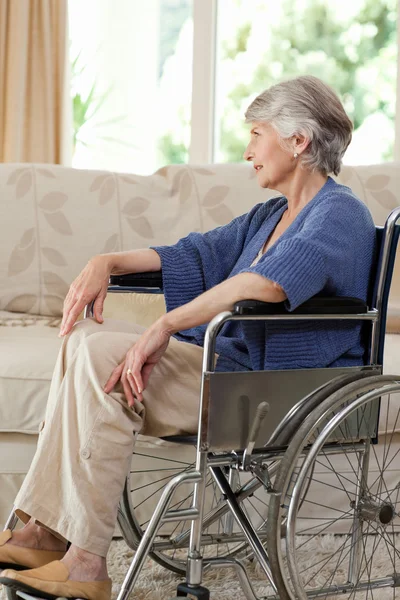 退休的妇女在她的轮椅 — 图库照片