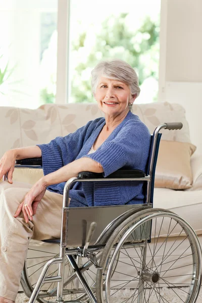 Donna in pensione sulla sedia a rotelle — Foto Stock