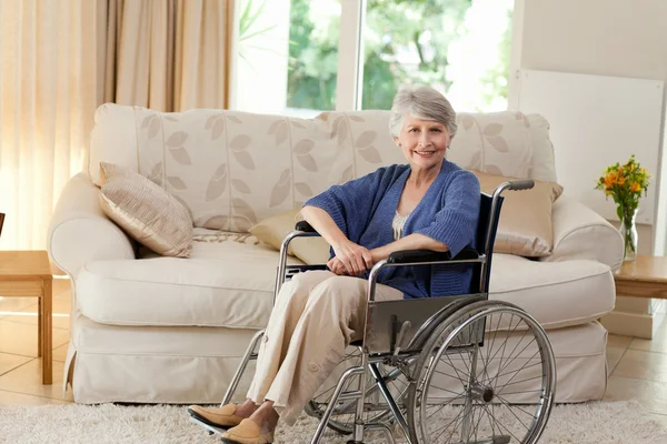 Femme retraitée dans son fauteuil roulant — Photo