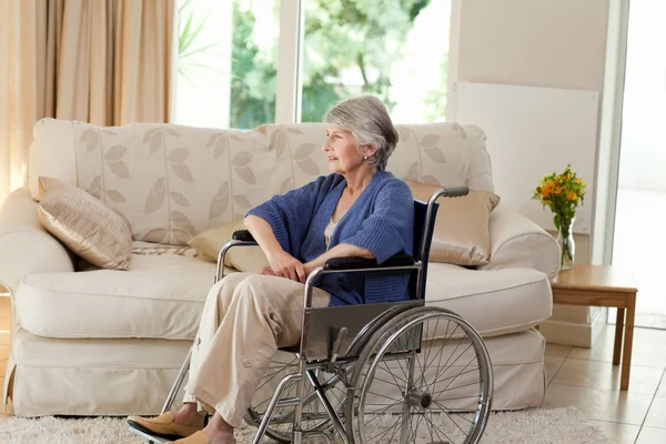 Rentnerin im Rollstuhl — Stockfoto