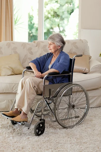 Mulher aposentada em sua cadeira de rodas — Fotografia de Stock