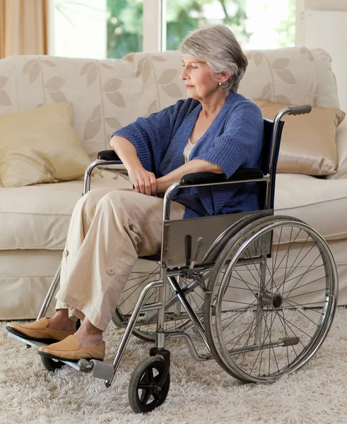 Tekerlekli emekli kadın — Stok fotoğraf